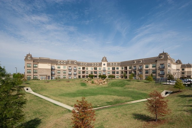 Discovery Village @ Castle Hills SeniorLiving in Lewisville, TX - Building Photo - Building Photo