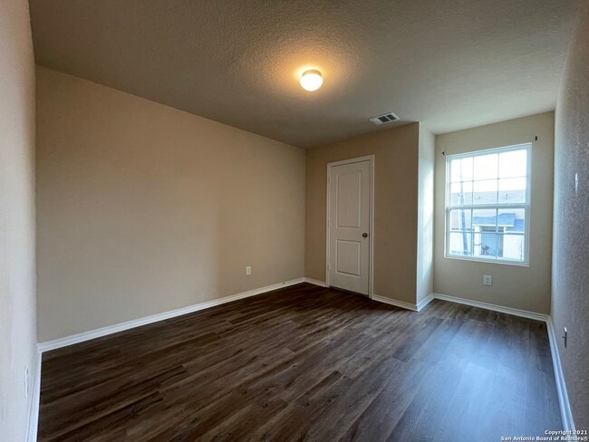 6207 Golden Valley Dr in San Antonio, TX - Building Photo - Building Photo