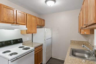 Greenwich Village Apartments in Howell, MI - Building Photo - Building Photo