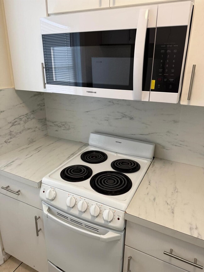 101 SE 9th St in Hallandale Beach, FL - Building Photo - Building Photo