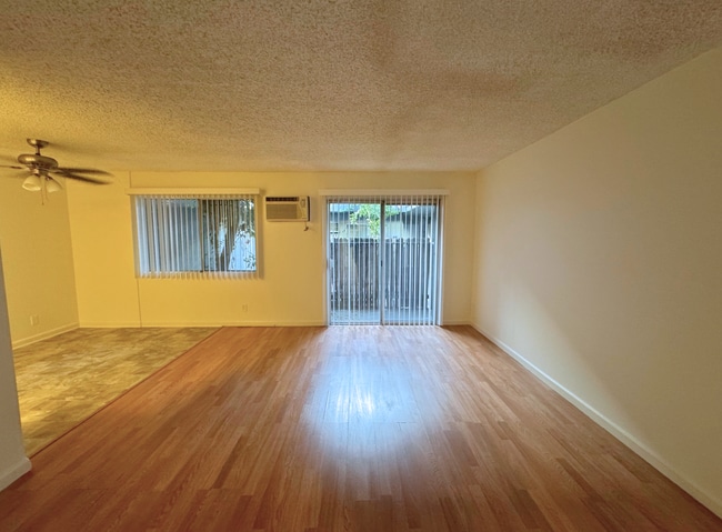 13825 Vanowen St in Los Angeles, CA - Building Photo - Building Photo