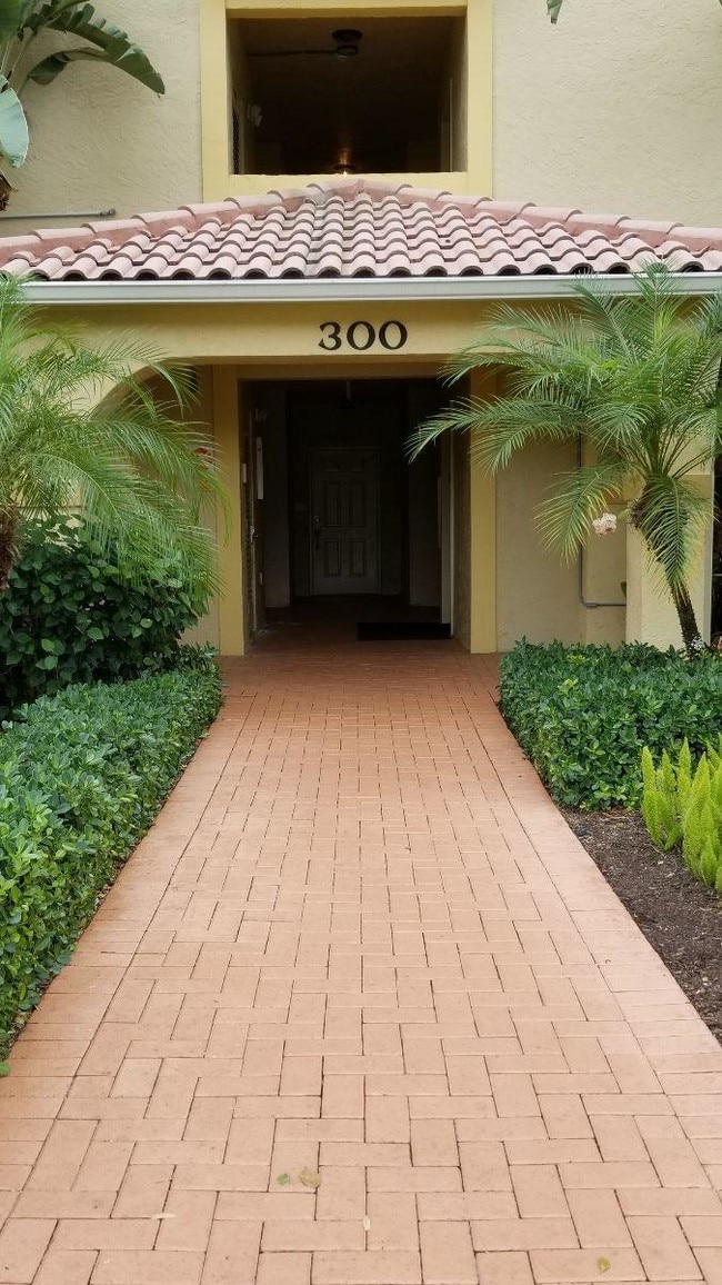 300 Uno Lago Dr-Unit -103 in North Palm Beach, FL - Foto de edificio - Building Photo