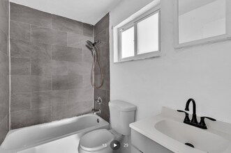 2160 NW 29th St in Oakland Park, FL - Foto de edificio - Building Photo