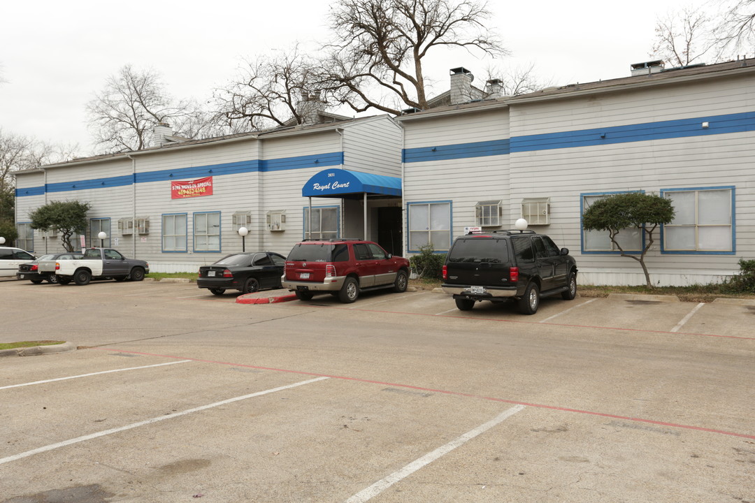 Royal Court Apartments in Dallas, TX - Building Photo