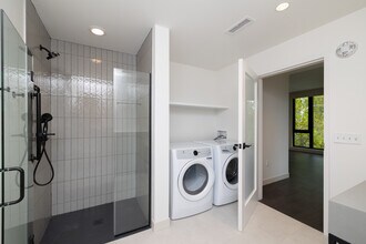 Artful Way in Asheville, NC - Foto de edificio - Interior Photo