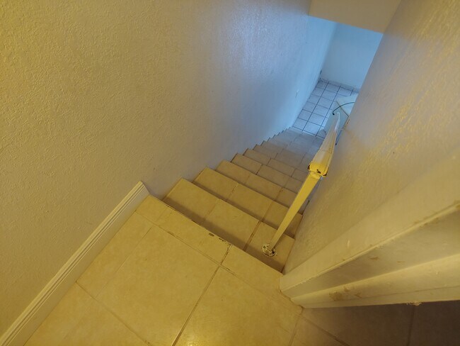 1305 W 53rd St, Unit 410 in Hialeah, FL - Building Photo - Building Photo