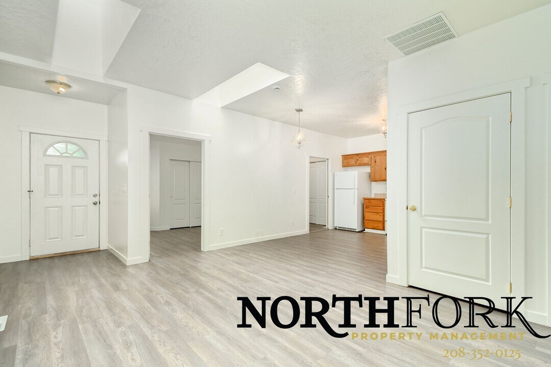 1122 E Connecticut Ave in Nampa, ID - Building Photo