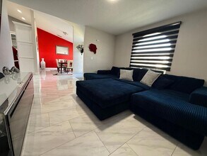 4706 Doral Pointe Dr, Unit 1 in Kissimmee, FL - Foto de edificio - Building Photo