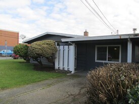 224 W Victoria Ave in Burlington, WA - Building Photo