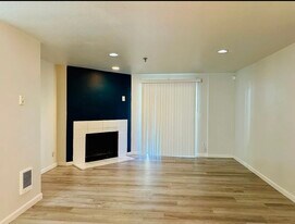 975 Aberdeen Ave NE, Unit E208 in Renton, WA - Building Photo