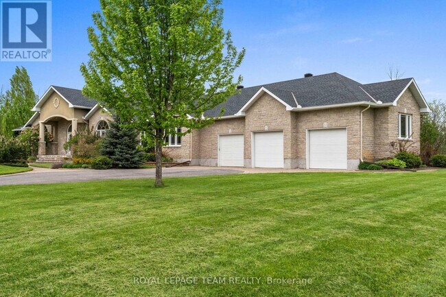 5737 Stuewe Dr in Ottawa, ON - Building Photo - Building Photo