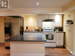 5854 Delle Donne Dr in Mississauga, ON - Building Photo - Building Photo