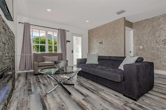 2425 SW 26th Ln-Unit -A in Miami, FL - Foto de edificio - Building Photo