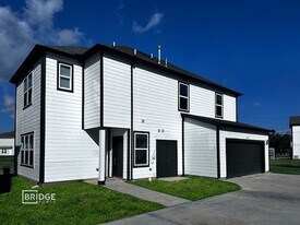 134 Pecan Ln in Lake Jackson, TX - Building Photo