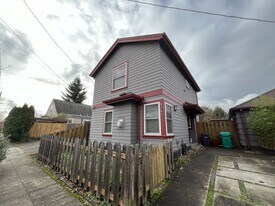 1704 N Highland St in Portland, OR - Building Photo