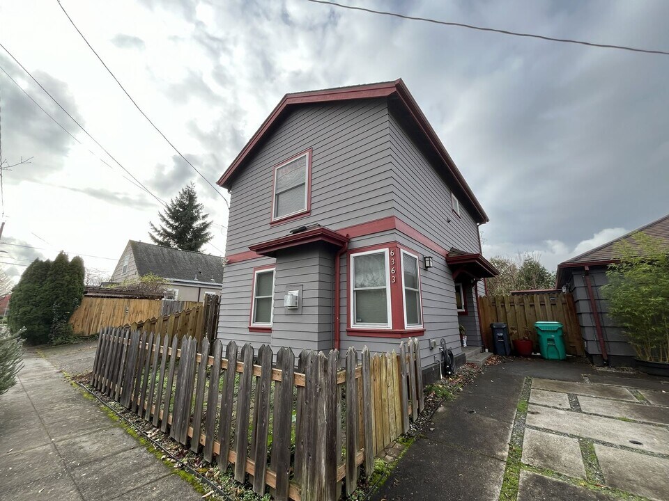1704 N Highland St in Portland, OR - Building Photo