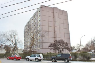 Township Village Apartments in East Alton, IL - Foto de edificio - Building Photo