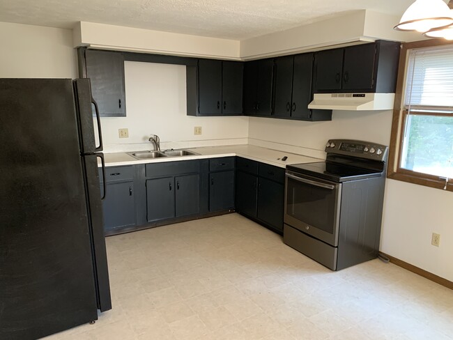 7486 Seymour St NW in Massillon, OH - Foto de edificio - Building Photo