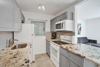 306 E Ocean Ave, Unit 110 in Boynton Beach, FL - Foto de edificio - Building Photo