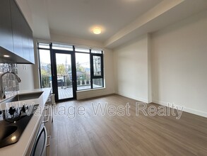 3801-3801 Capozzi Rd in Kelowna, BC - Building Photo - Building Photo