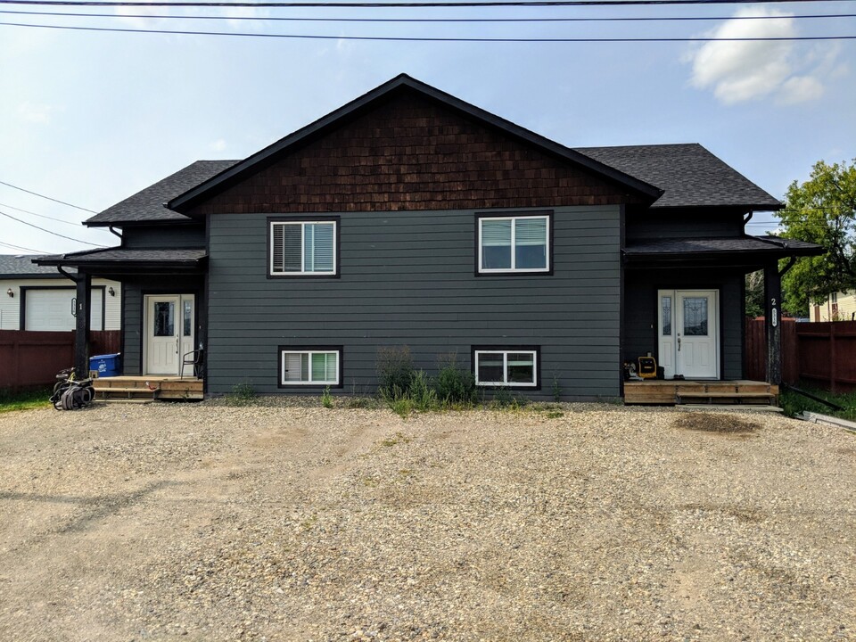 5316 1 St in Dawson Creek, BC - Building Photo