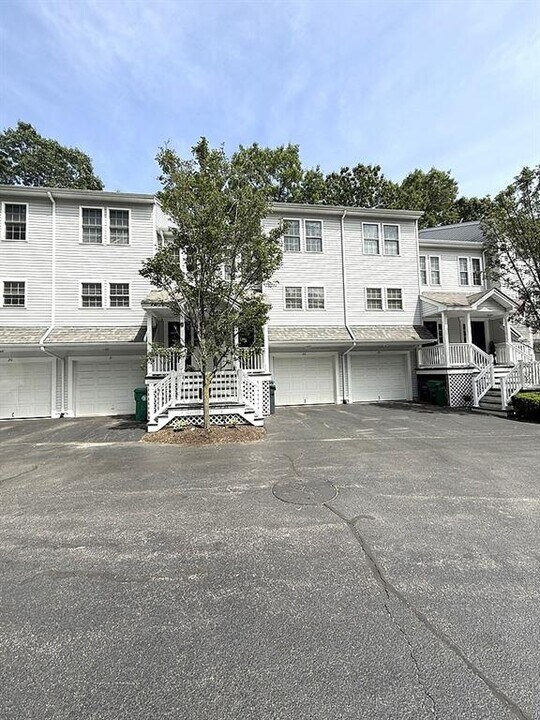 881 Greenwich Ave in Warwick, RI - Building Photo