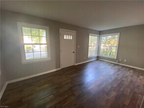 1181 Hilltop Dr in Akron, OH - Building Photo - Building Photo