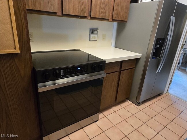 1050 Hampton Ridge Dr in Akron, OH - Building Photo - Building Photo