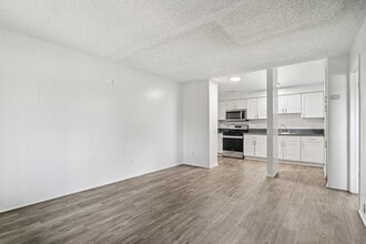 Los Olivos Apartments in Whittier, CA - Foto de edificio - Building Photo