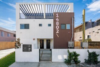 14802 Vanowen St in Los Angeles, CA - Building Photo - Building Photo
