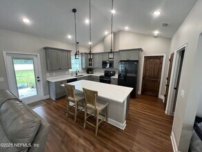 4930 SE 10th Pl in Keystone Heights, FL - Building Photo - Building Photo