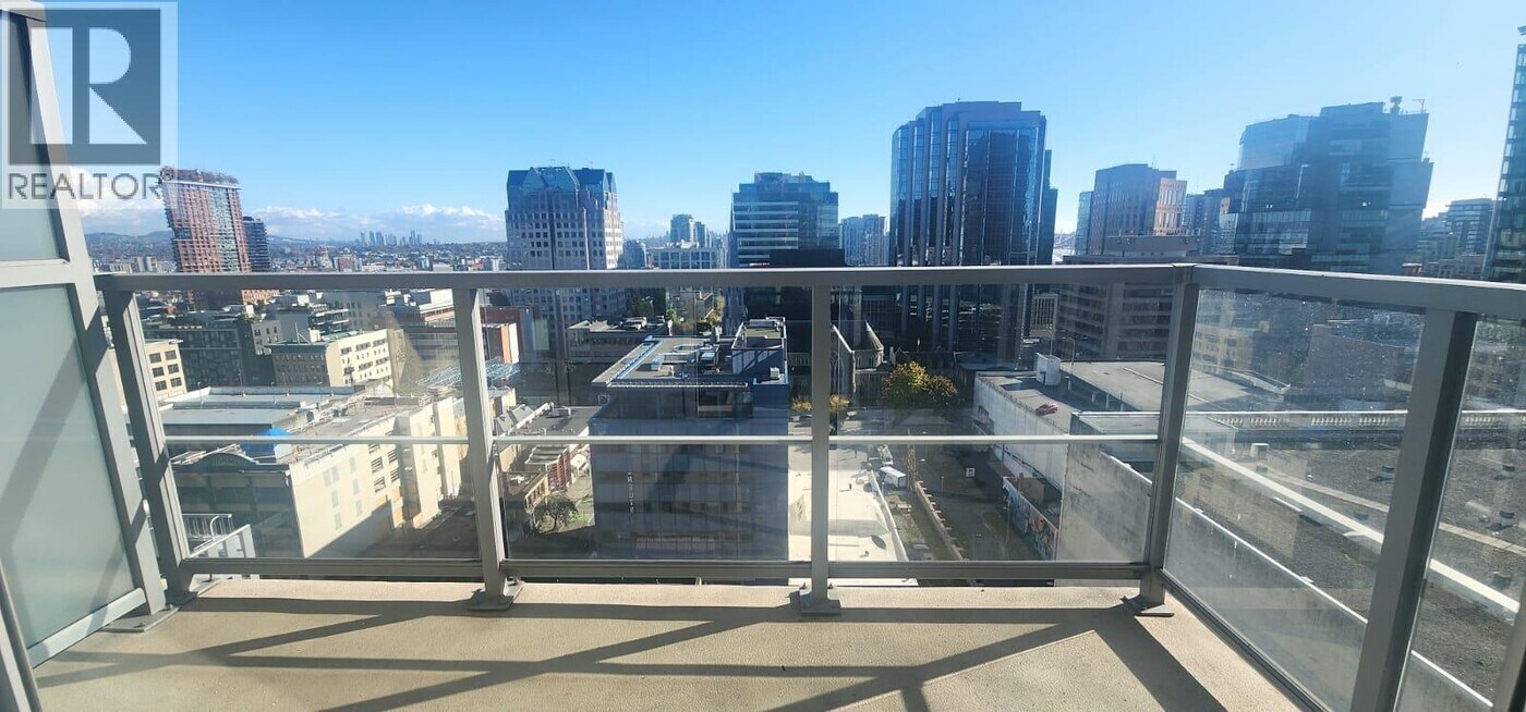 610 Granville St in Vancouver, BC - Building Photo