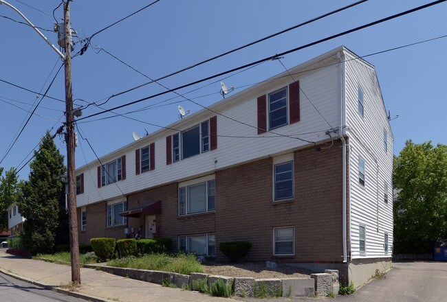 22-30 Valley St in Central Falls, RI - Foto de edificio - Building Photo