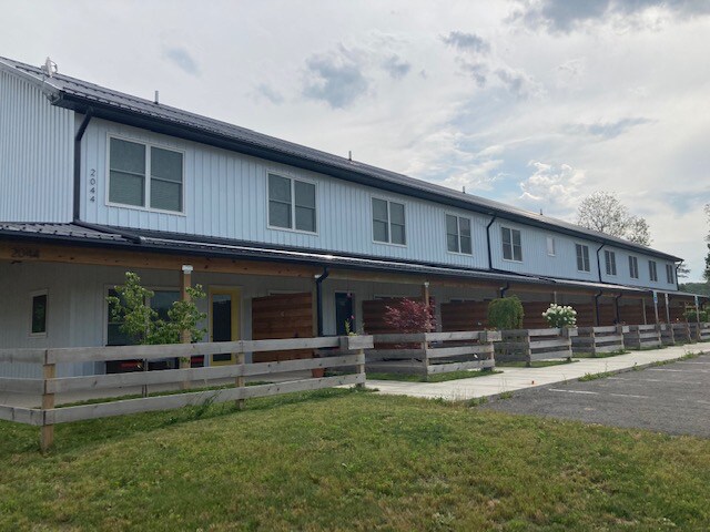 2044 Solstice Lane, Unit #105 in Geneva, NY - Foto de edificio