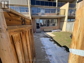 15 Nicklaus Dr in Hamilton, ON - Building Photo