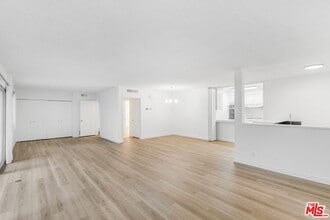 825 S Gretna Green Way in Los Angeles, CA - Foto de edificio - Building Photo