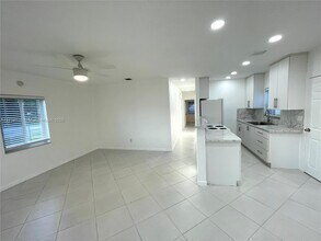 1501 NE 173rd St in North Miami Beach, FL - Foto de edificio - Building Photo