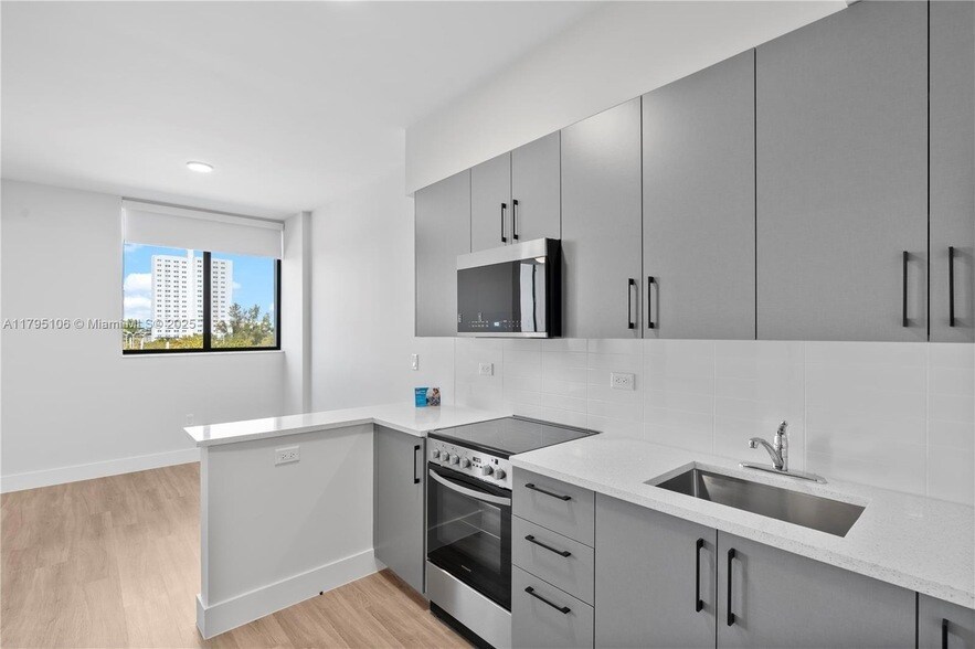 1559 NW 15th Street Rd, Unit 303 in Miami, FL - Building Photo