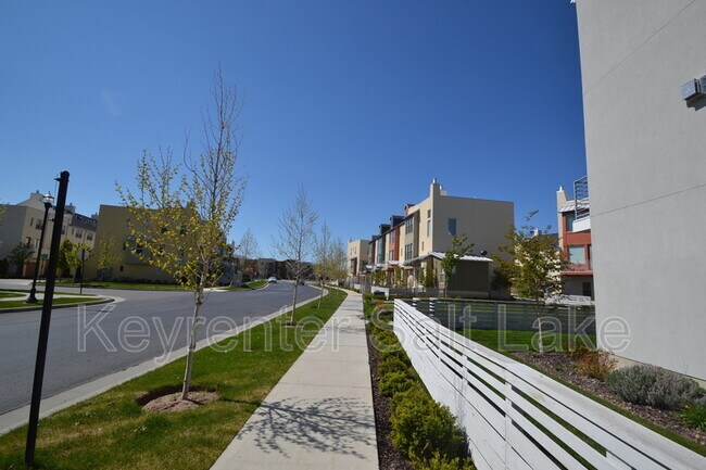 11373 S Oakmond Rd in South Jordan, UT - Building Photo - Building Photo