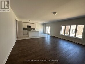 6 La Reine Ave in Richmond Hill, ON - Building Photo - Building Photo
