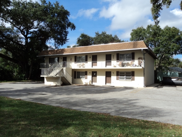 2421 Granada Ave in Vero Beach, FL - Building Photo