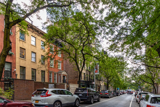 335 E 65th St in New York, NY - Foto de edificio - Building Photo