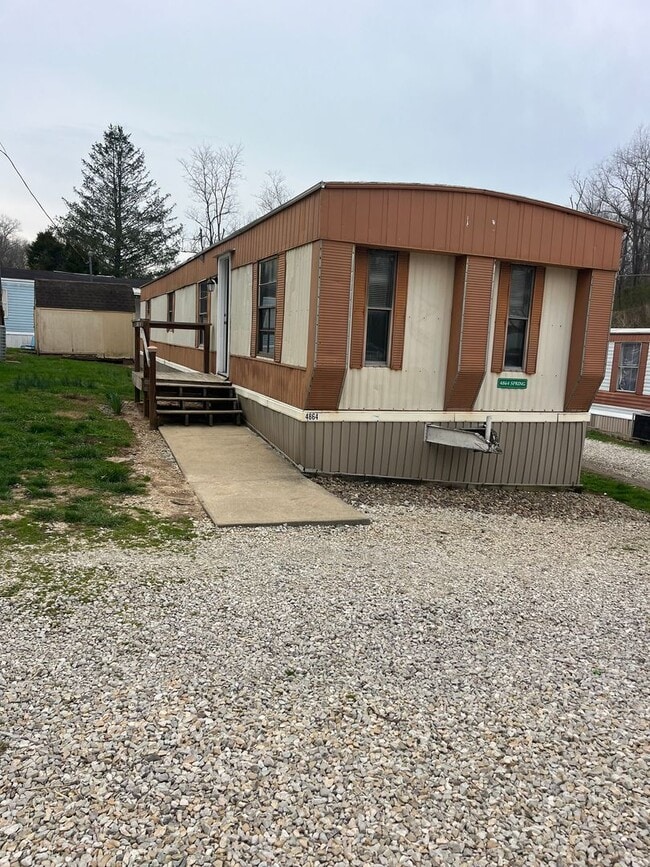 4864 Spring Rd in Huntington, WV - Foto de edificio - Building Photo