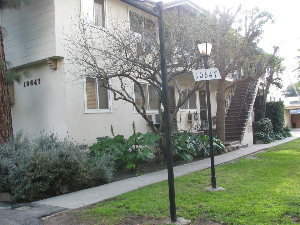10647 Sherman Grove Ave in Los Angeles, CA - Building Photo