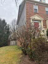 46530 Lynnhaven Sq in Sterling, VA - Building Photo