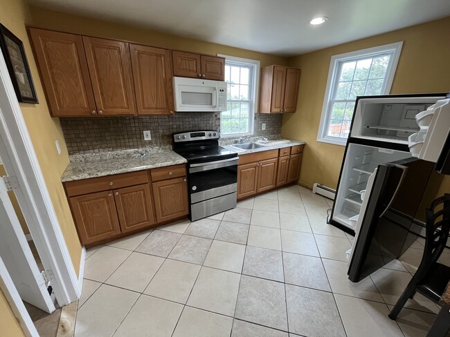37 Mindres Ave, Unit 1 in Brentwood, NY - Foto de edificio - Building Photo