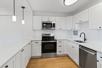 555 W Cornelia Ave, Unit 1712 in Chicago, IL - Building Photo - Building Photo