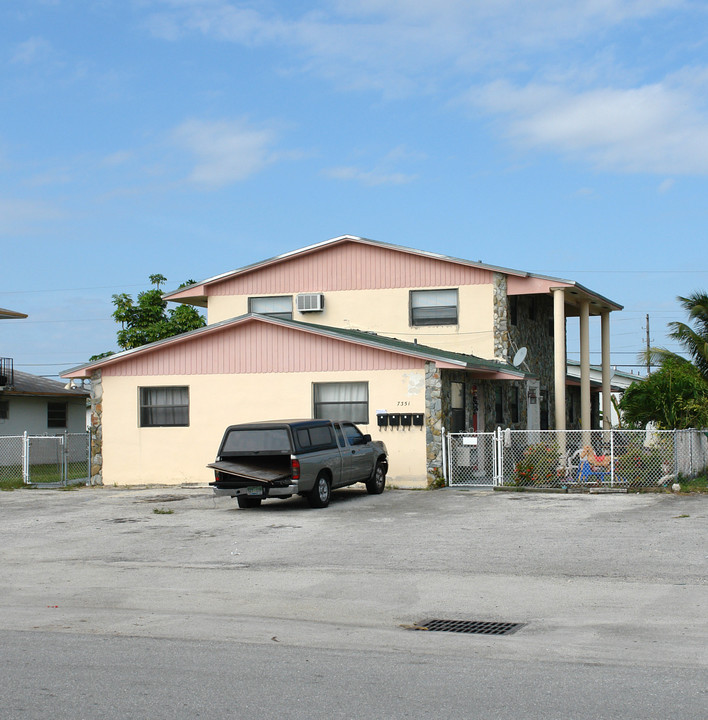 7351 NW 37th St in Hollywood, FL - Building Photo