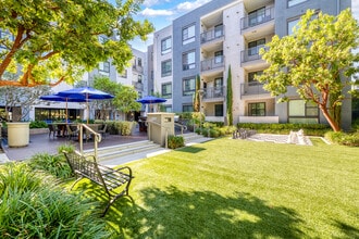 Terrena Apartment Homes in Northridge, CA - Foto de edificio - Building Photo