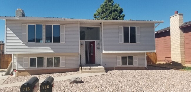 property at 716 W Mountain View Dr